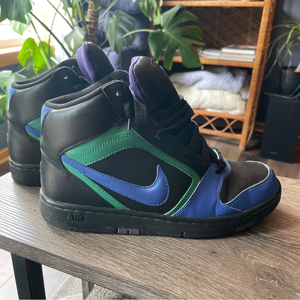 Women’s Nikes size 7